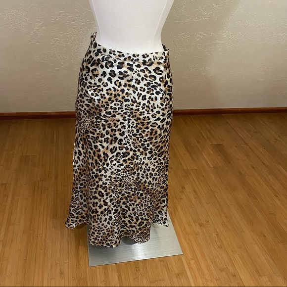 ✨SOLD✨Vici Satin Animal Cheetah Print Midi Skirt - Picture 4 of 7